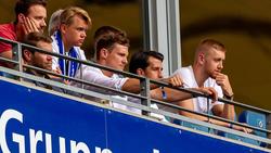 HSV-Sportvorstand Jonas Boldt (2. v. r.) wird bei Eintracht Frankfurt gehandelt
