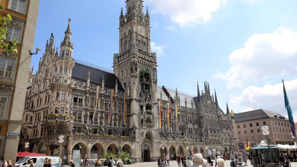 Das Münchner Rathaus wurde mit Regenbogen-Fahnen beflaggt