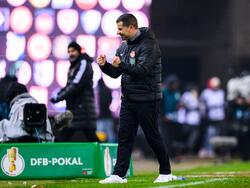 Kaiserslauterns Trainer Dimitrios Grammozis jubelt nach dem Schlusspfiff