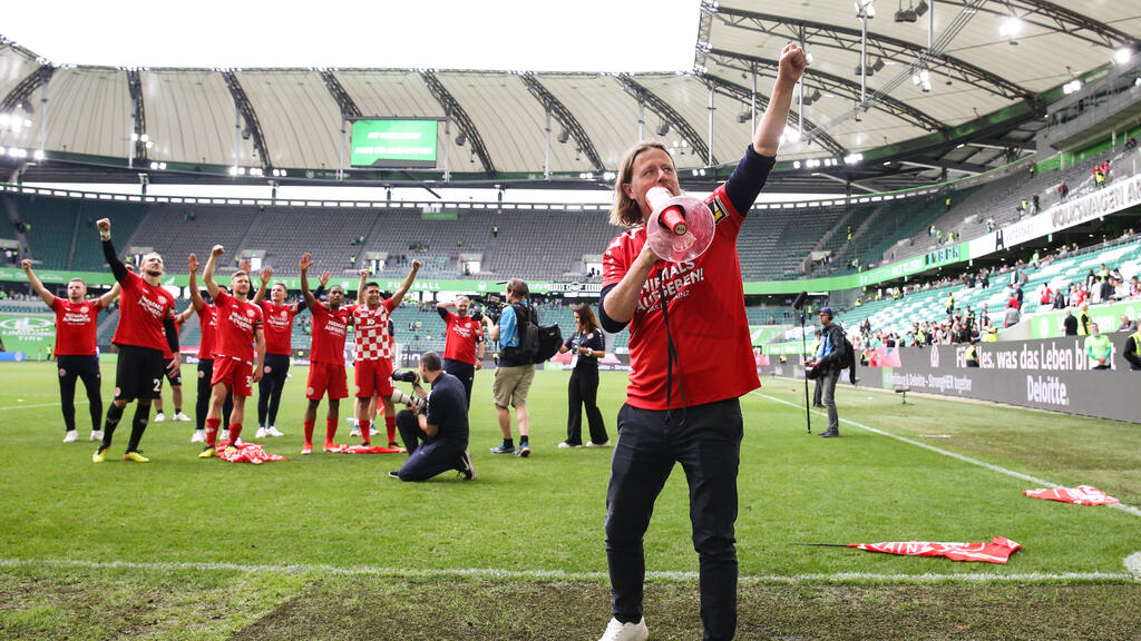 Bo Henriksen feiert mit seiner Mannschaft und den Fans des FSV Mainz 05 den Klassenerhalt Bo Henriksen feiert mit seiner Mannschaft und den Fans des FSV Mainz 05 den Klassenerhalt
