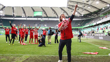 Bo Henriksen feiert mit seiner Mannschaft und den Fans des FSV Mainz 05 den Klassenerhalt