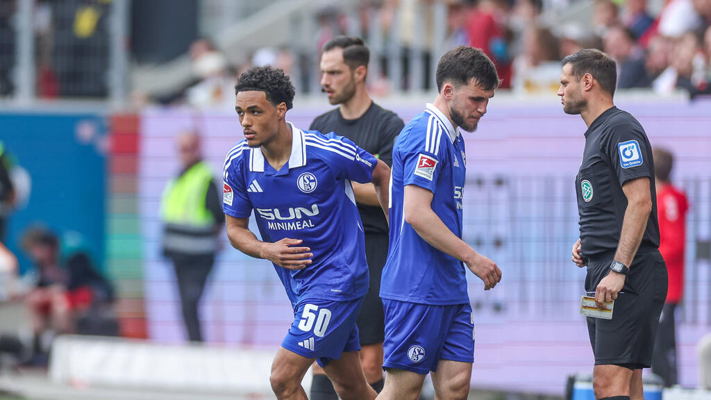 Tidiane Touré (l.) erhält einen Profi-Vertrag beim FC Schalke 04
