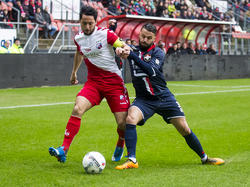 FC Utrecht-aanvoerder Mark van der Maarel (l.) houdt Willem II-verdediger Rochdi Achenteh (r.) van de bal af. (21-02-2016)