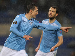 Klose (l.) trifft für Lazio Rom