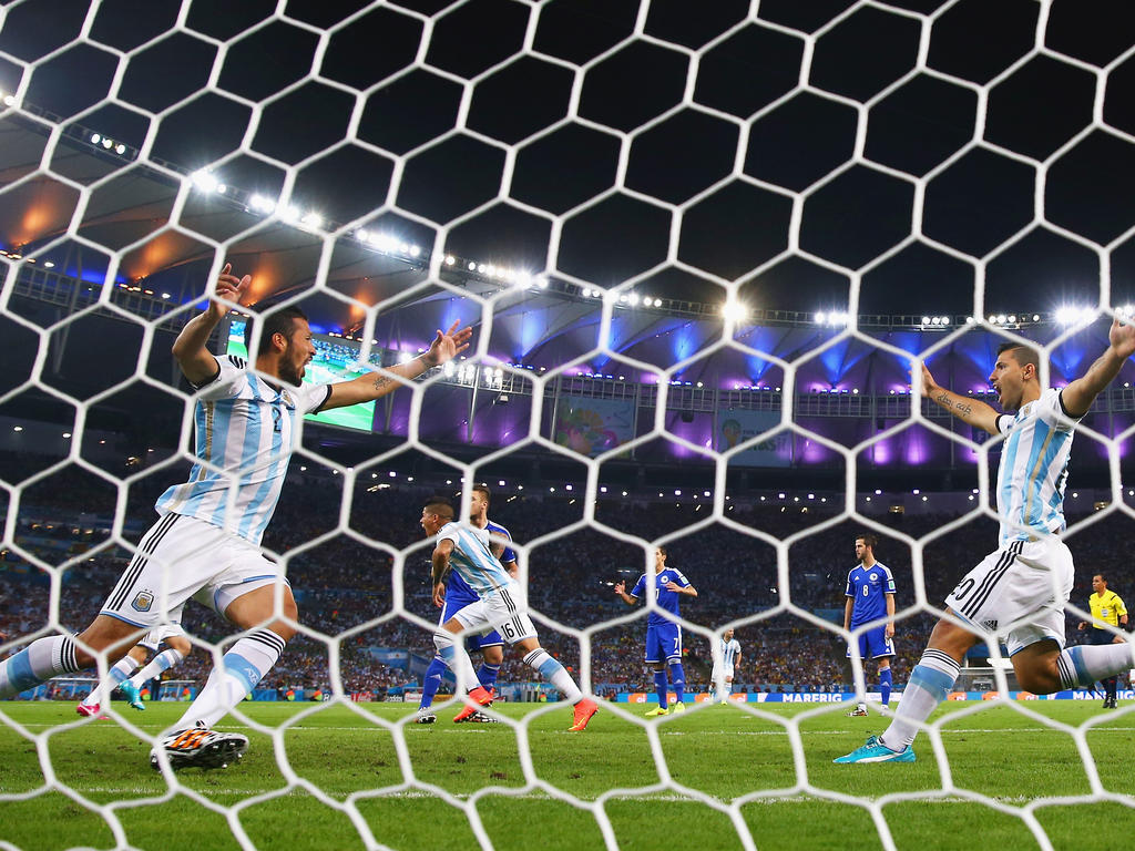 Een gelukje zet Argentinië tegen Bosnië-Herzegovina op voorsprong. De vreugde is er echter niet minder om. (16-6-2014)
