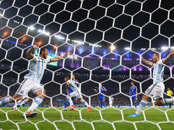 Een gelukje zet Argentinië tegen Bosnië-Herzegovina op voorsprong. De vreugde is er echter niet minder om. (16-6-2014)