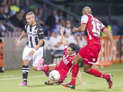 Steven Berghuis (m.) ontfutselt de bal van Iliass Bel Hassani (l.) in de openingswedstrijd van Heracles Almelo en AZ. Simon Poulsen (r.) kijkt toe. (09-08-2014)