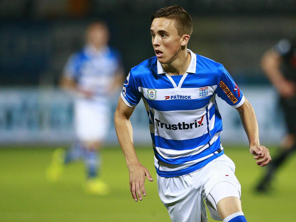 Ryan Thomas focust zich tijdens het competitieduel PEC Zwolle - Heracles Almelo volledig op de spelsituatie. (27-09-2014)