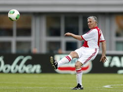 Sjaak Swart trekt op 75-jarige leeftijd nog zijn voetbalshirt en voetbalschoenen aan. Mister Ajax is 75 geworden en dat wordt gevierd met een wedstrijd in het Olympisch Stadion te Amsterdam. (03-07-2013)