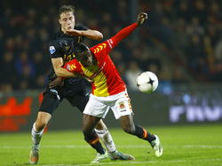 Jesse van Bezooijen (l.) moet alle middelen inzetten om Lesly de Sa de doortocht te versperren tijdens Go Ahead Eagles - NAC Breda. (22-11-2014)