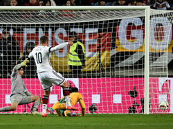 Deutschlands Lukas Podolski erziele den Treffer zum 2:2