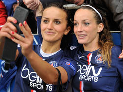 Las chicas del PSG, Fatmire Alushi (izq.) und Kosovare Asllani ganaron al Wolfsburgo. (Foto: Getty)