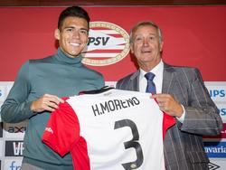 Héctor Moreno (l.) wordt gepresenteerd als speler van PSV. (17-08-2015)