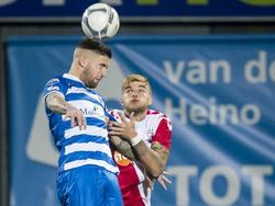 Timo Letschert (r.) komt niet eens in de buurt van de bal als hij het luchtduel met Lars Veldwijk aan moet gaan tijdens de wedstrijd PEC Zwolle - FC Utrecht. (23-10-2015)