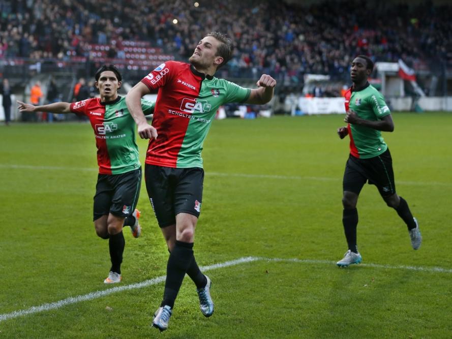 NEC-aanvaller Christian Santos viert zijn treffer met het publiek. In de achtergrond juichen zijn medespelers met hem mee, nadat NEC op voorsprong is gekomen tegen FC Utrecht (22-11-2015)