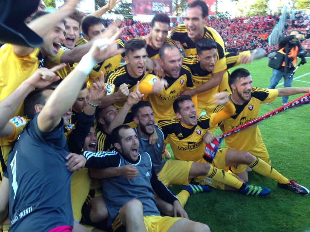 Celebración por el ascenso de los jugadores de Osasuna. (Foto: Imago)