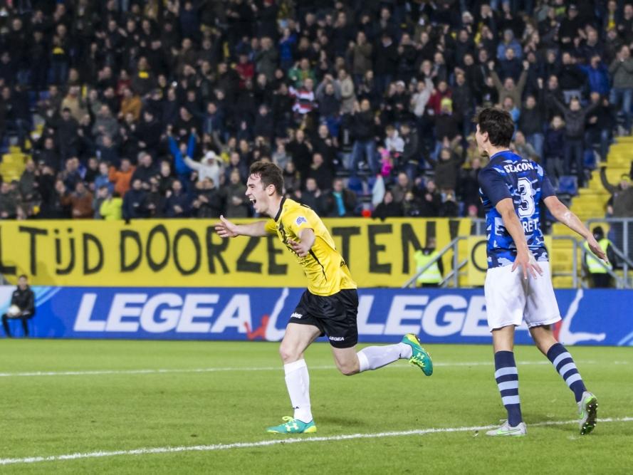 Grad Damen viert zijn doelpunt in de Jupiler League voor NAC Breda tegen FC Eindhoven. (19-02-2016)