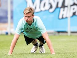Ajax-talent Frenkie de Jong heeft het zwaar tijdens de training. De middenvelder maakt de voorbereiding van het eerste elftal mee. (08-07-2016)