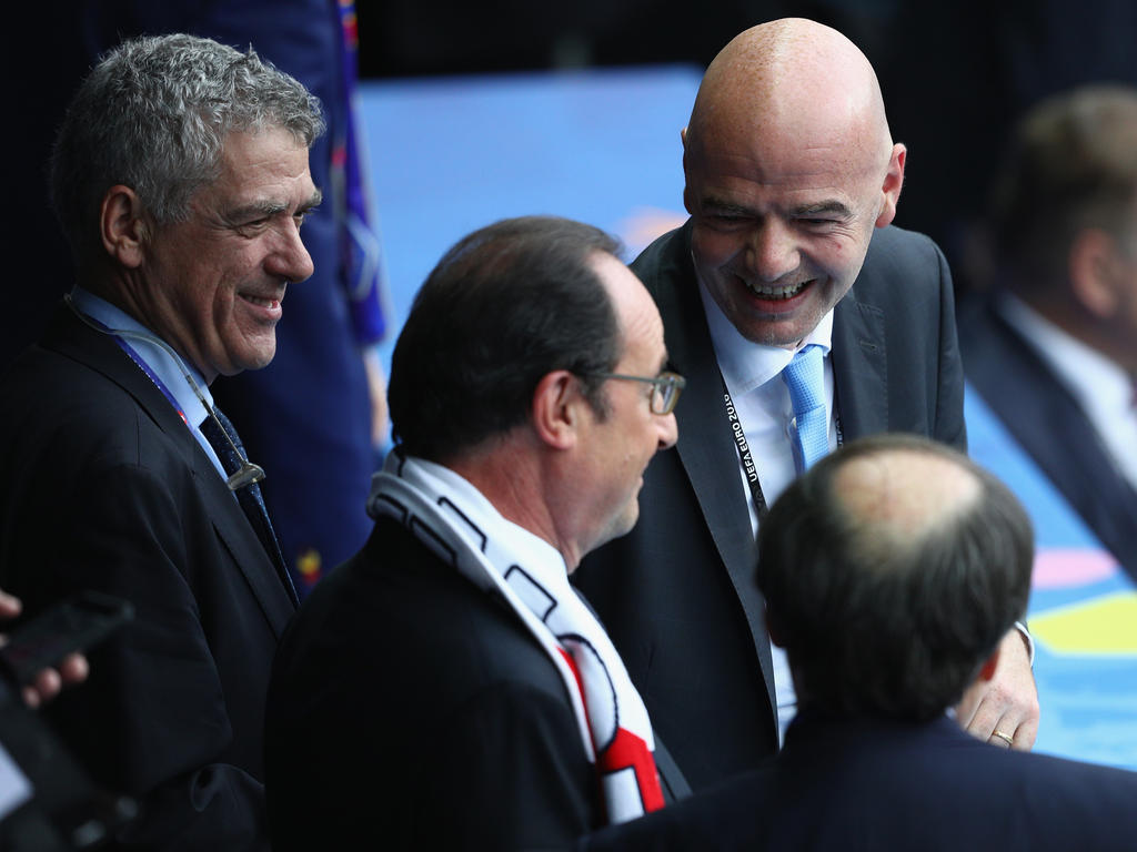 Gianni Infantino (r) hat gut lachen: Er ist jetzt bestbezahlter FIFA-Amtsträger