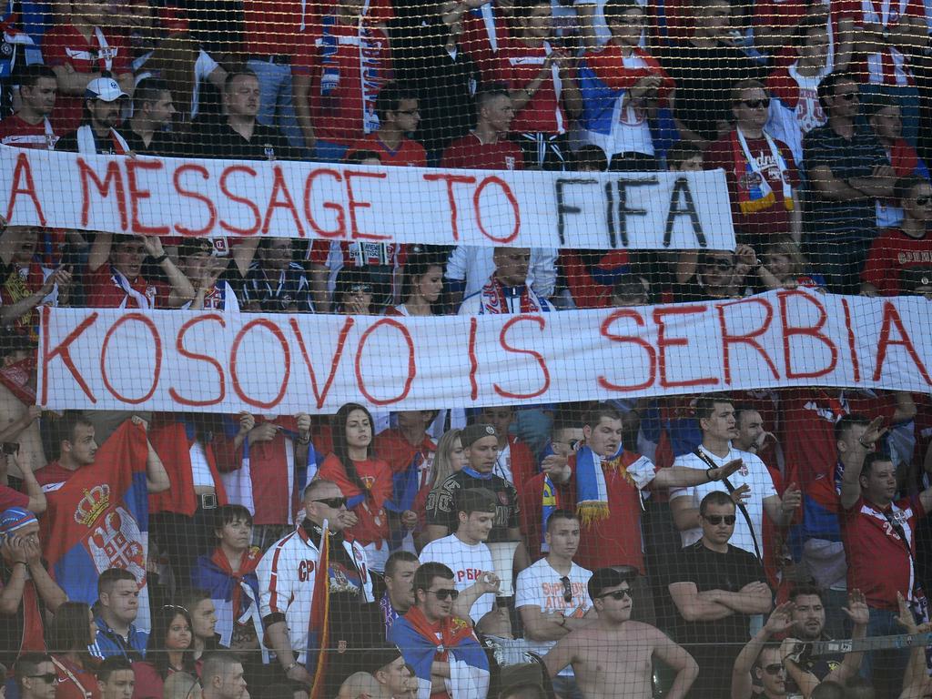 Serbische Fans erkennen den Kosovo nicht als eigenen Staat an