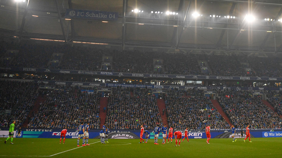 Hooligans von Fortuna Düsseldorf und Schalke 04 haben sich eine Massenschlägerei geliefert Hooligans von Fortuna Düsseldorf und Schalke 04 haben sich eine Massenschlägerei geliefert