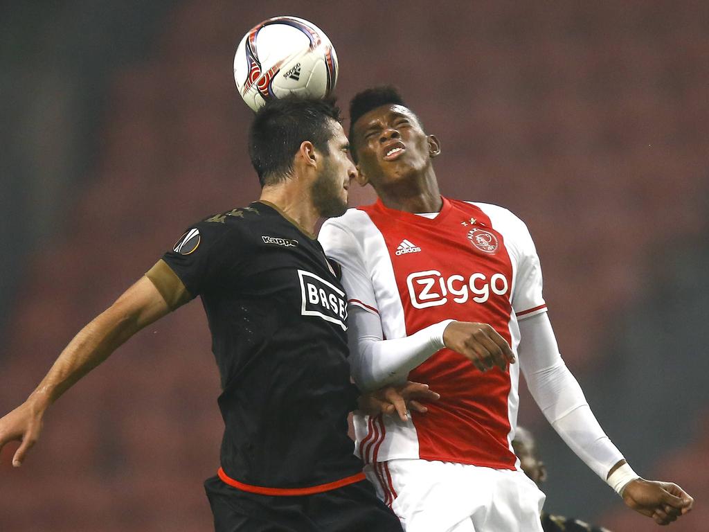 Mateo Cassierra (r.) gaat het luchtduel aan met Kostas Laifas tijdens het Europa League-duel tussen Ajax en Standard Luik. (29-09-2016)