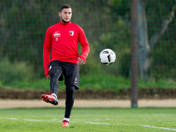 Raúl Bobadilla hat seinen Vertrag in Augsburg verlängert