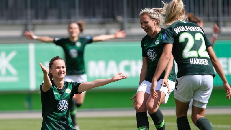 Derzeit nicht zu stoppen: Wolfsburgs Pernille Harder (r.) traf erneut