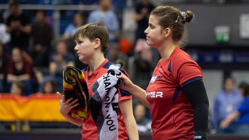 Nina Mittelham (l.) und Petrissa Solja gehen nach dem Spiel enttäuscht vom Spielfeld Nina Mittelham (l.) und Petrissa Solja gehen nach dem Spiel enttäuscht vom Spielfeld