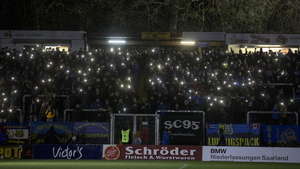 Nach dem Flutlicht-Ausfall sorgten die Fans in Saarbrücken selbst für Licht
