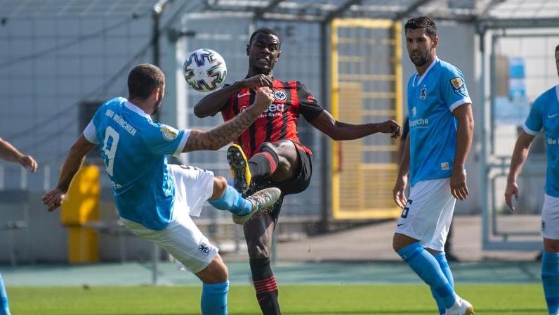 Fußball-Bundesligist Eintracht Frankfurt muss auf Abwehrspieler Evan N'Dicka verzichten Fußball-Bundesligist Eintracht Frankfurt muss auf Abwehrspieler Evan N'Dicka verzichten