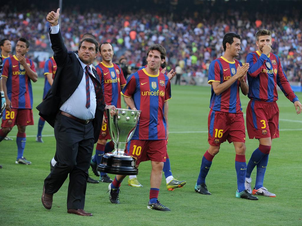 Laporta pasea el título de Liga junto a Messi en 2010.