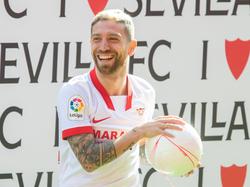 Gómez posa con su nueva camiseta en Sevilla.