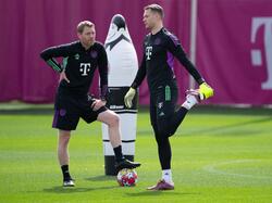Torwart Manuel Neuer (r.) und Torwarttrainer Michael Rechner auf dem Trainingsplatz