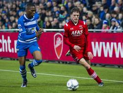 Thomas Ouwejan (r.) heeft zich langs Kingsley Ehizibue gewerkt en kan voorzetten tijdens de competitiewedstrijd PEC Zwolle - AZ. (13-12-2015)