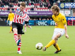 Pieter Langedijk (l.) zoekt het doel met een poging van afstand, maar verdediger Arjan Swinkels blokt de inzet van de Sparta-speler. (06-04-2015)