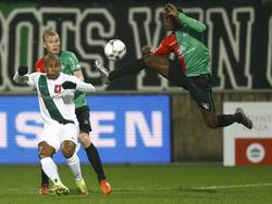 NEC-aanvaller Anthony Limbombe (r.) controleert een hoge bal prachtig in de lucht. Op de achtergrond kijken NEC-speler Lucas Woudenberg en FC-Twente aanvaller Chinedu Ede toe. (27-01-2016)