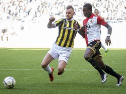 Maikel van der Werff (l.) zet een tackle in om Feyenoord-aanvaller Eljero Elia van de bal te zetten.
