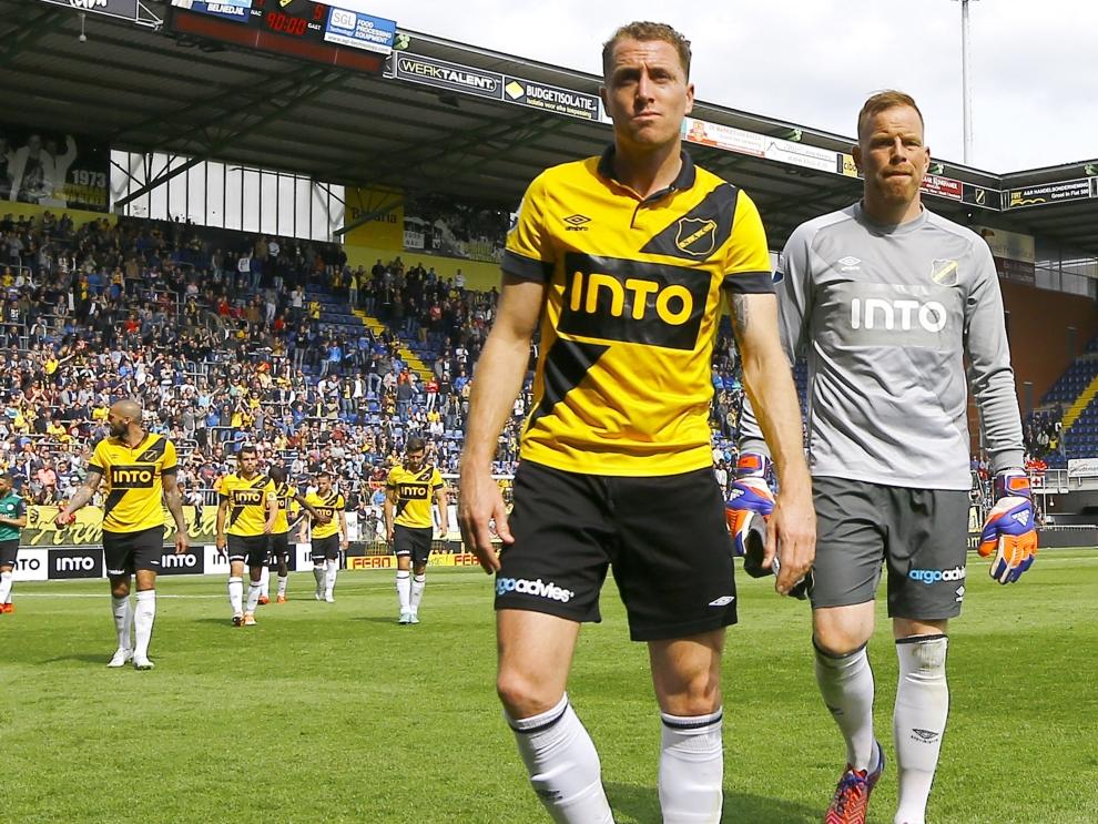 Gill Swerts (l.) en Jelle ten Rouwelaar lopen van het veld na een bizarre wedstrijd. Tegen FC Groningen scoren de Brabanders maar liefst vier keer, de uitploeg doet het echter nóg beter: 4-5. (17-05-2015)