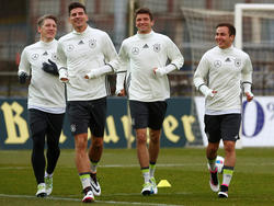 Mario Götze (r.) oder Mario Gomez (2.v.l.) streiten sich um den Platz im Sturm