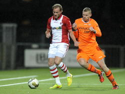 Niek Vossebelt (l.) en Henk Veerman (r.) vechten een duel uit tijdens het competitieduel FC Emmen - FC Volendam. (12-12-2014)