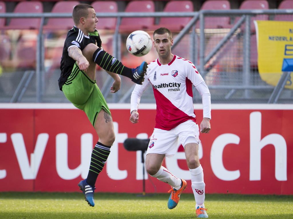 Jordy Clasie (l.) neemt tijdens FC Utrecht - Feyenoord de bal op schitterende wijze aan. Danny Verbeek kijkt toe hoe de middenvelder dat doet. (01-03-2015) Jordy Clasie (l.) neemt tijdens FC Utrecht - Feyenoord de bal op schitterende wijze aan. Danny Verbeek kijkt toe hoe de middenvelder dat doet. (01-03-2015)