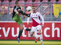 Jordy Clasie (l.) neemt tijdens FC Utrecht - Feyenoord de bal op schitterende wijze aan. Danny Verbeek kijkt toe hoe de middenvelder dat doet. (01-03-2015)