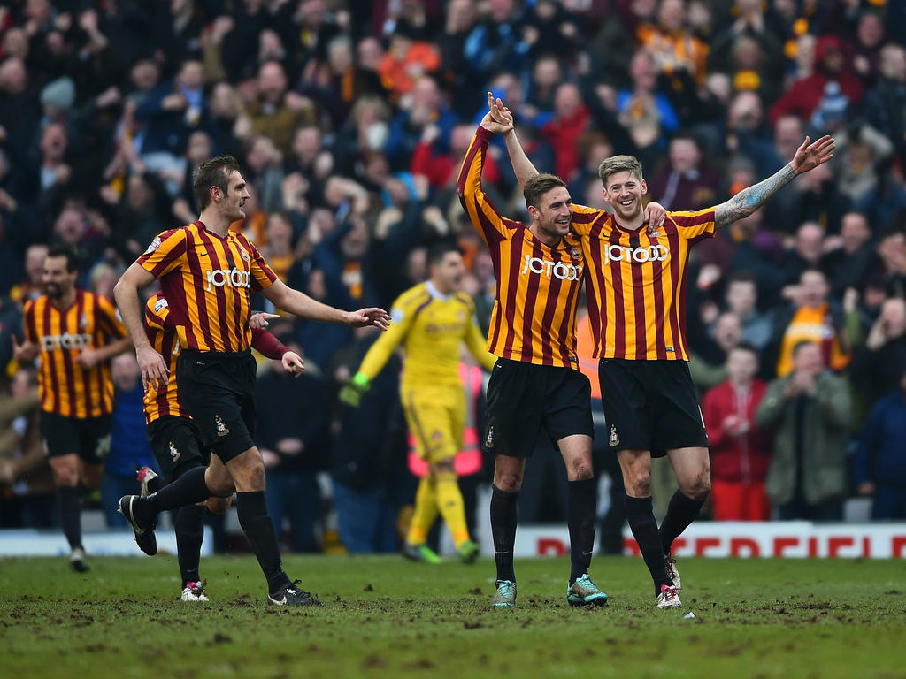 Los jugadores del Bradford celebran el pase a cuartos de la FA Cup. (Foto: Getty)