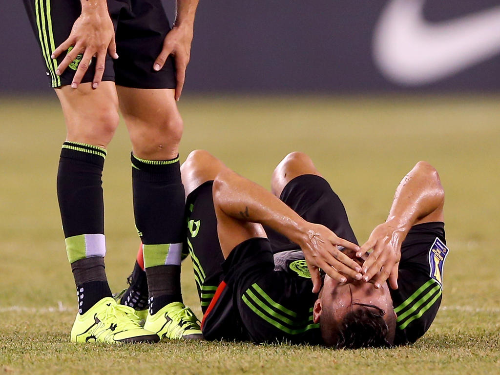 El jugador tuvo que tumbarse en el césped dolorido por la acción. (Foto: Getty)
