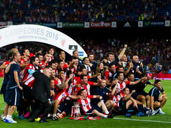 Los jugadores del Athletic celebran la consquista de la Supercopa sobre el césped. (Foto: Getty)