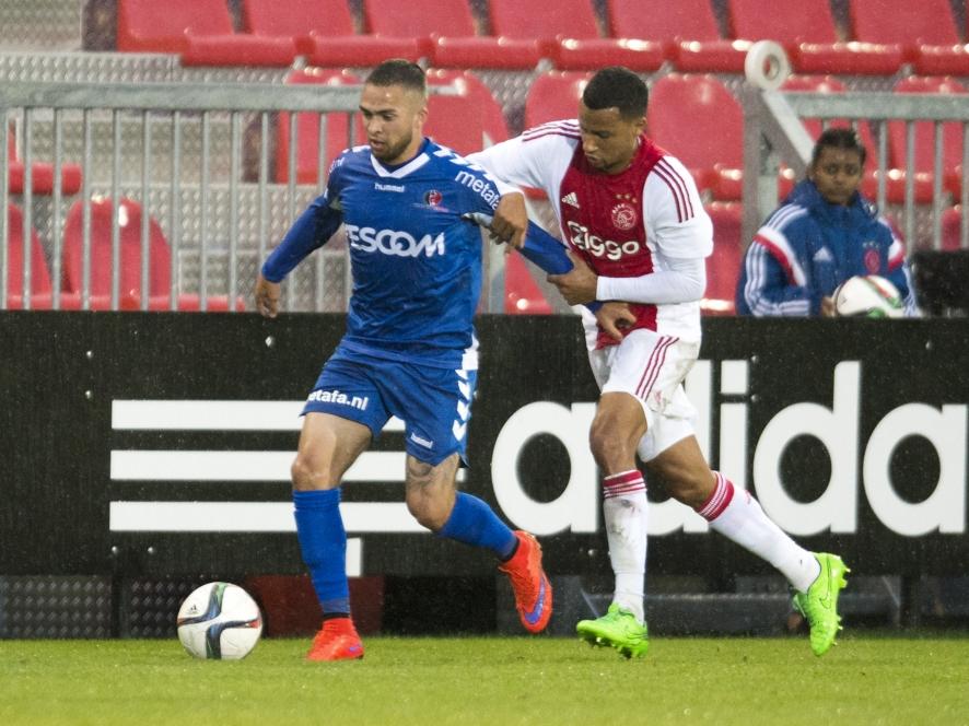 Ricardo van Rhijn (r.) moet in de achtervolging bij Stanley Elbers (l.) tijdens het competitieduel Jong Ajax - Helmond Sport. (17-08-2015)