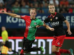 Sjoerd Ars (l.) vecht een duel uit met Kevin van Diermen (r.) tijdens het competitieduel NEC Nijmegen - Excelsior. (12-08-2015)