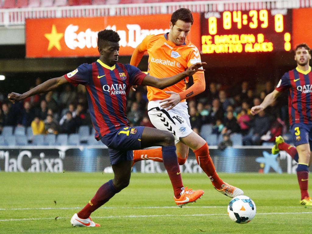 Edgar Ié (izq.) pugna por el balón con la camiseta del Barcelona B. (Foto: Imago)