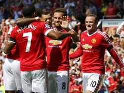 Gezamenlijk vieren de Manchester United-spelers de 1-0 tegen Tottenham Hotspur. Wayne Rooney en Juan Mata zoeken Memphis Depay op. (08-08-2015)